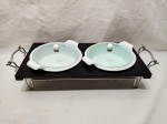 Rechaud com 2 caçarolas em porcelana branca. Medindo o suporte 40cm x 20cm x 9cm de altura e a caçarola 18cm x 5,5cm de altura.