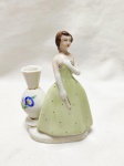 Linda escultura de dama antiga ao lado do vaso em porcelana Santana. Medindo 11,5cm de altura.