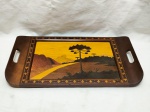 Bandeja retangular em madeira marchetada com paisagem. Medindo 42cm x 23,5cm.