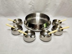 Travessa redonda com 6 cumbucas em aço inox Hercules, com colheres. Medindo o bowl 23cm x 7cm de altura e as cumbucas 8,5cm x 4cm de altura.