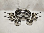 Travessa redonda com 6 cumbucas em aço inox, com colheres e concha. Medindo o bowl 30cm x 7cm de altura e as cumbucas 9cm x 4cm de altura.
