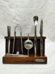 Kit bar com 6 peças em aço inox Hercules e suporte em madeira. Medindo o suporte 21,5cm x 9,5cm x 11cm de altura.