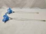 Par de flores decorativas em vidro de murano na cor azul. Medindo 41,5cm de comprimento.