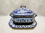 Linda sopeira retangular com presentoir em faiança Luis Salvador azul e branca. Medindo 21,5cm x 15,5cm x 11,5cm de altura.