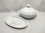 Jogo de sopeira redonda e travessa oval rasa em porcelana Real com pintura de folhas e friso preto. Medindo a sopeira 24cm x 10,5cm de altura e a travessa 28,5cm x 17cm.