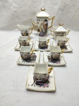 Jogo de servir café com 9 peças em porcelana Condesa, pintura de gueixas. Composto de bule, leiteira, açucareiro e 6 xícaras com pires.