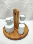 Galheteiro com 4 peças em porcelana branca e suporte em madeira. Medindo o suporte 23cm x 18cm de altura.