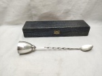 Colher longa bailarina com dosador em prata 90 Aurea. Medindo 26,5cm de comprimento.