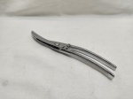 Tesoura para aves em aço inox Mondial. Medindo 24cm de comprimento.