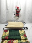 Lote diverso com motivos natalinos. Medindo o treno 57cm x 24,5cm x 10,5cm de altura.