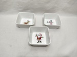Jogo de 3 petisqueiras em porcelana Casa Moda com motivos natalinos. Medindo 12cm x 12cm x 6cm de altura.