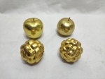 Jogo de 4 frutas decorativas em madeira com patina ouro. Medindo a maior 8,5cm de altura.