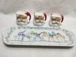 Bandeja com 3 canecas em porcelana, motivos natalinos. Medindo a bandeja 35cm x 14cm.