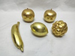 Jogo de 5 frutas decorativas em madeira com patina ouro. Medindo a banana 17cm de comprimento.