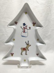 Linda petisqueira na forma de árvore de natal em porcelana da Casa Moda. Medindo 35cm x 16,5cm.