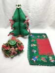 Lote de diversos enfeites natalinos. Medindo a árvore de natal 33cm de altura.