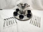Lindo conjunto para servir fondue com prato giratório em aço inox, 6 cumbucas em porcelana. Medindo a panela 17,5cm x 9,5cm de altura e 23cm de altura total.