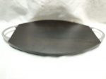 Bandeja oval em madeira com alças em metal prateado. Medindo 48cm x 34cm x 60cm alça alça.