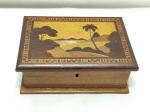 Linda caixa retangular em madeira marchetada com paisagem do Rio antigo. Medindo 20cm x 14cm x 8cm de altura.