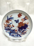 Pequeno prato decorativo em porcelana portuguesa Vista Alegre. Medindo 12,5cm de diâmetro.