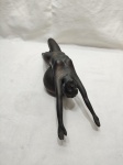 Linda escultura de mulher sobre bola em bronze. Medindo 40cm x 13cm de altura.