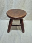 Pequena banqueta redonda em madeira. Medindo 23cm x 26cm de altura.