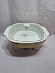 Lindo rechaud em porcelana com rechaud em metal. Medindo 27cm x 27cm x 17cm de altura total.