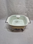 Lindo rechaud em porcelana com rechaud em metal. Medindo 21cm x 21cm x 16cm de altura total.