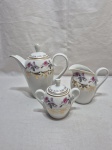 Jogo de servir chá, café com 3 peças em porcelana Schmidt floral com friso ouro. Medindo o bule 15cm de altura.