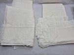 Jogo de cama casal 6 peças, composto de lençol superior, lençol de elástico e 4 fronhas. Medindo o lençol superior 260cm x 200cm. Peças com marcas de guardado.