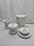 Jogo de servir chá, café com 4 peças em porcelana Steatita floral com friso ouro. Medindo o bule 20cm de altura.