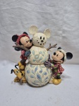 Escultura na forma de Mickey, Minnie e Pluto montando um boneco de neve. Jim Shore -Disney Traditions. Medindo 20cm de altura.