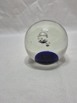 Lindo peso de papel em vidro incolor com bolas internas. Medindo 10cm de altura.