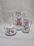 Jogo de servir chá, café com 3 peças em porcelana Schmidt floral com friso ouro. Medindo o bule 19cm de altura, com fio de cabelo.