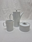 Jogo de servir café com 3 peças em porcelana Renner Medaillon com pintura branca de parreiras e friso prata. Medindo o bule 16,5cm de altura.