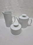 Jogo de servir chá com 3 peças em porcelana Renner Medaillon com pintura branca de parreiras e friso prata. Medindo a leiteira 17cm de altura.