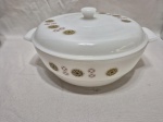 Sopeira com 2 alças e tampa em vidro opalinado Colorex estampado. Medindo 23cm x 8cm de altura. Pequenos bicados.