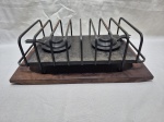 Rechaud em ferro fundido com base em madeira. Medindo 37cm x 20cm x 12cm de altura, bandeja 39cm x 25,5cm.