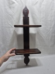Prateleira com 2 andares para pendurar em madeira. Medindo 26,5cm x 12,5cm de profundidade x 70cm de comprimento total.