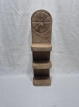 Prateleira com 3 andares para pendurar em madeira entalhada. Medindo 13cm x 8cm de profundidade x 47cm de comprimento total.