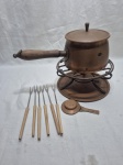 Linda panela de fondue em cobre com pegas em madeira, rechaud em metal, presentoir em cobre e 6 garfos em aço com pega em madeira. Medindo o conjunto 23cm de altura total.