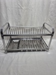 Escorredor de louça com 2 andares em aço inox. Medindo 51cm x 27cm x 30cm de altura.