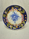 Lindo prato raso decorativo em cerâmica Luiz Salvador, ricamente decorada com flores. Medindo 32cm de diâmetro.
