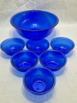 Bowl com 6 cumbucas em vidro azul cobalto. Medindo o bowl 26,5cm x 10cm de altura, cumbuca 11,5cm x 5cm de altura.