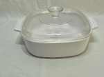Travessa quadrada funda em vidro opalinado Corning, 2 litros. Medindo 21cm x 21cm x 6cm de altura.