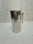 Linda jarra de água, sucos em aço inox Riva. Medindo 10cm x 22cm de altura.