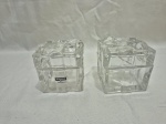 Lote de 2 caixas em vidro moldado. Medindo 8cm x 8cm x 8cm de altura.