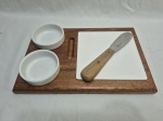 Lote de tábua para queijos com 2 recipientes em porcelana com suporte em madeira e faca em inox. Medindo 30cm x 20cm.