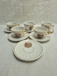 Jogo de 5 xícaras de café em porcelana Rami cena galante com friso ouro. Medindo 8cm x 5,5cm de altura.