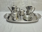 Jogo de servir chá café com 6 peças em aço inox Siafab. Medindo a bandeja 40cm x 30cm x 50cm alça a alça, mantegueira sem tampa. A bandeja é adaptada.
